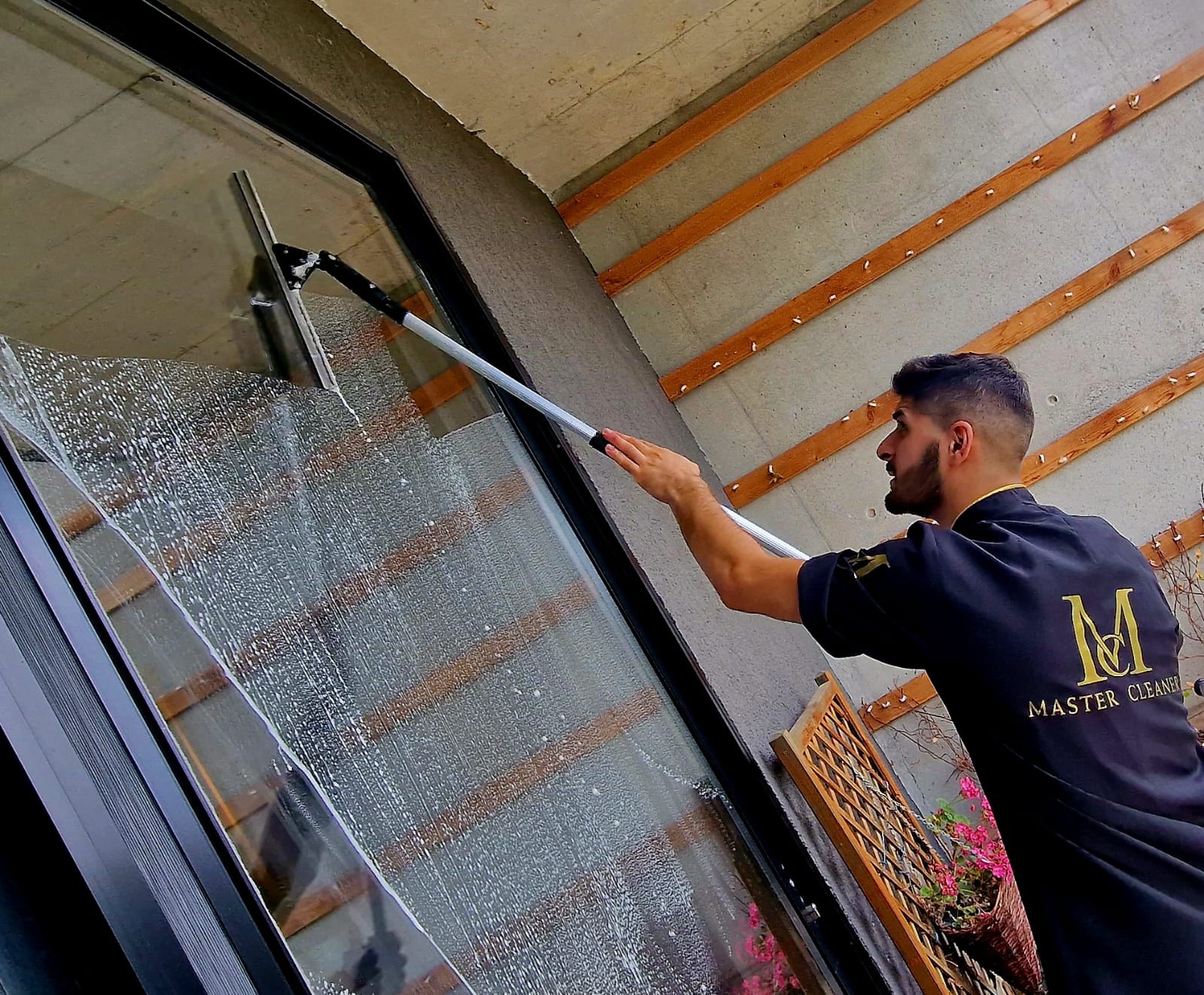 Glass facade cleaning with a telescopic tool